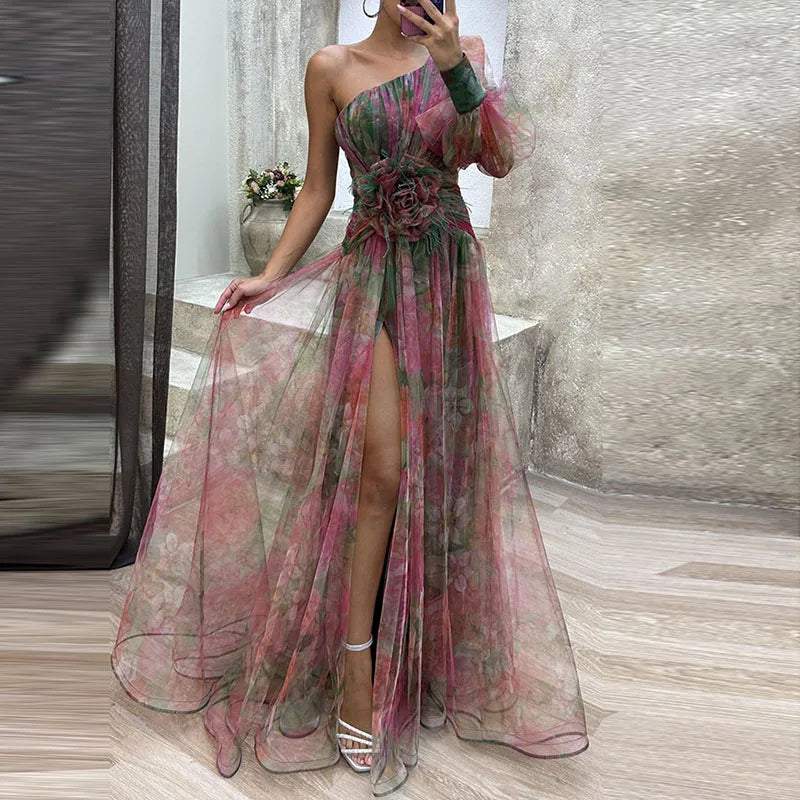 Robe longue une épaule en tulle rose-rouge, fente, fronce à la taille et rosette