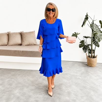 Robe midi étagée bleu royal à volants superposés, manches trois-quarts, encolure carrée