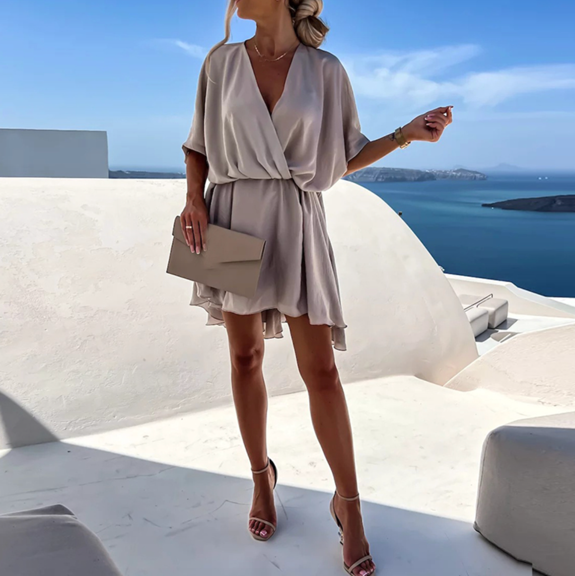 Robe courte gris clair fluide, décolleté portefeuille et manches courtes