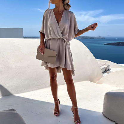 Robe courte gris clair fluide, décolleté portefeuille et manches courtes