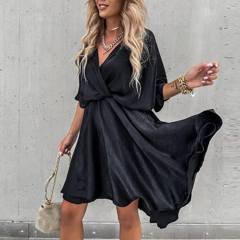 Robe courte noire fluide à encolure cache-cœur et manches dolman