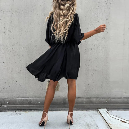 Robe élégante noire vue de dos, manches amples et taille froncée