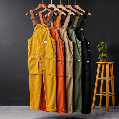 Salopettes de jardinage élégantes sur cintres, plusieurs couleurs (jaune, orange, vert)