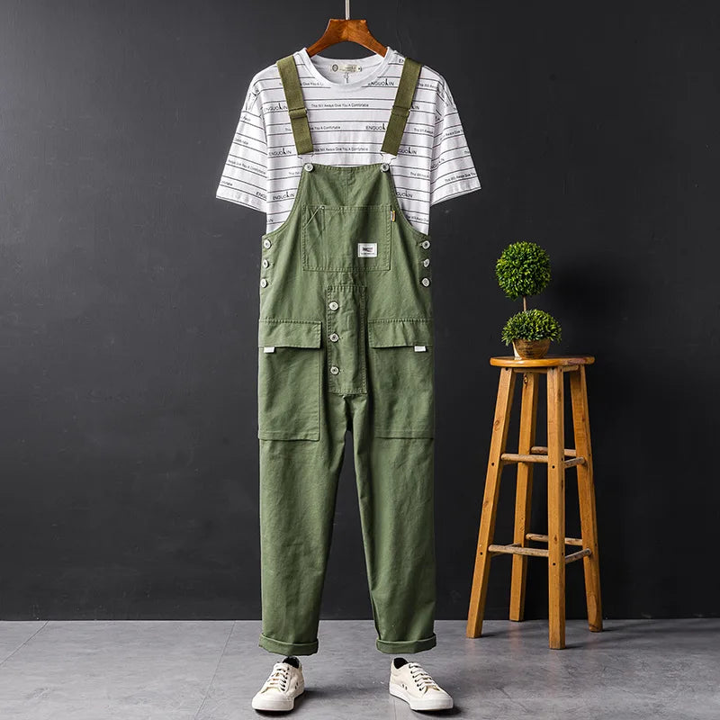 Salopette de jardinage verte à bretelles, poches cargo et t-shirt rayé dessous