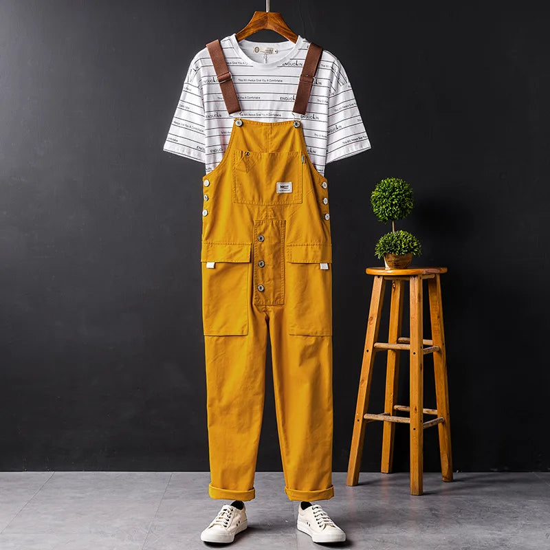 Salopette de jardinage jaune moutarde à bretelles, poches cargo et t-shirt rayé dessous