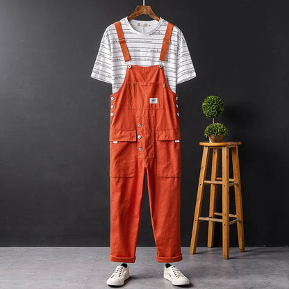 Salopette de jardinage orange à bretelles, poches cargo et t-shirt rayé dessous