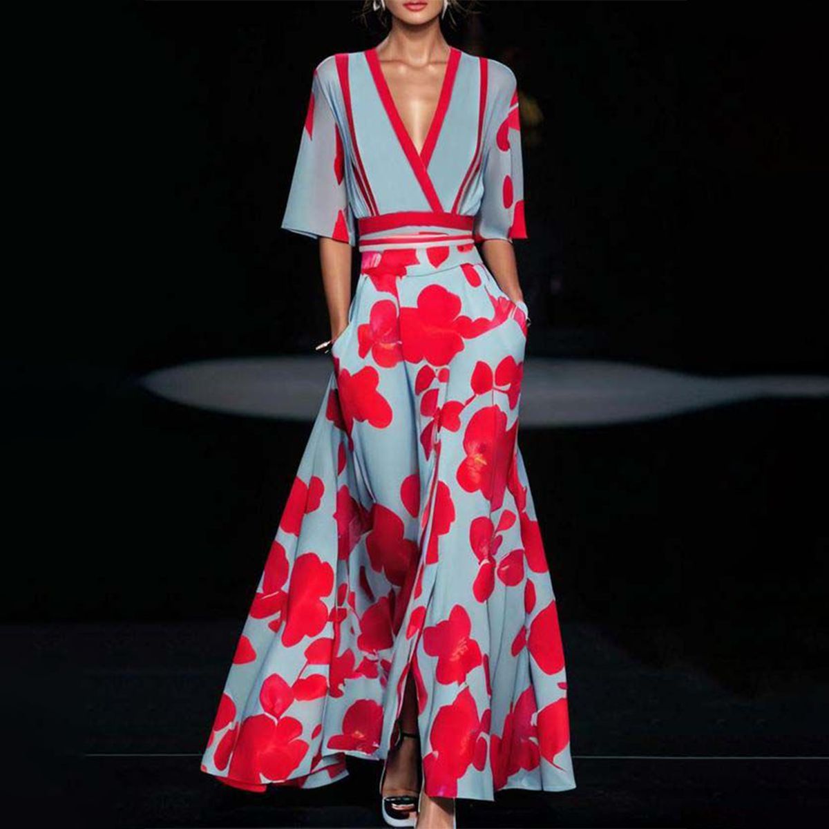 Robe longue légère, décolleté V, ceinture rouge et grand motif floral rouge sur fond clair