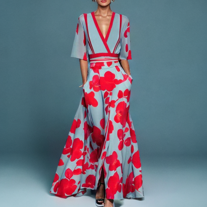 Robe longue à manches courtes, décolleté V et motif floral rouge sur fond clair