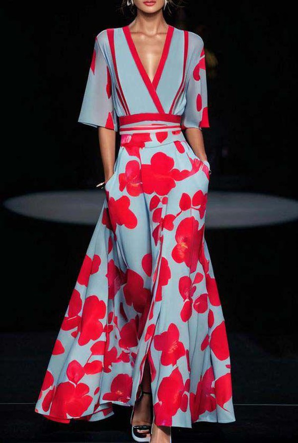Robe longue fluide à ceinture rouge, manches courtes, motif fleurs rouges, décolleté V