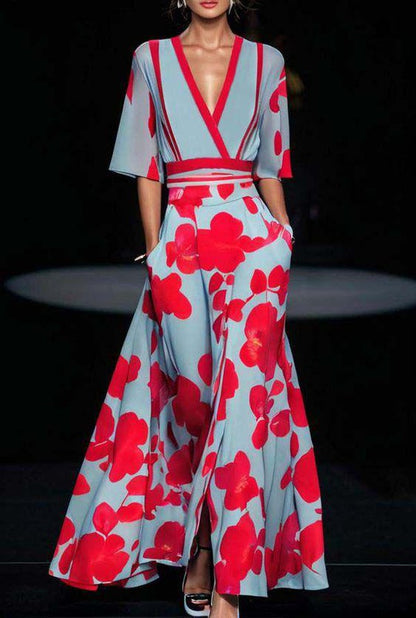 Robe longue fluide à ceinture rouge, manches courtes, motif fleurs rouges, décolleté V