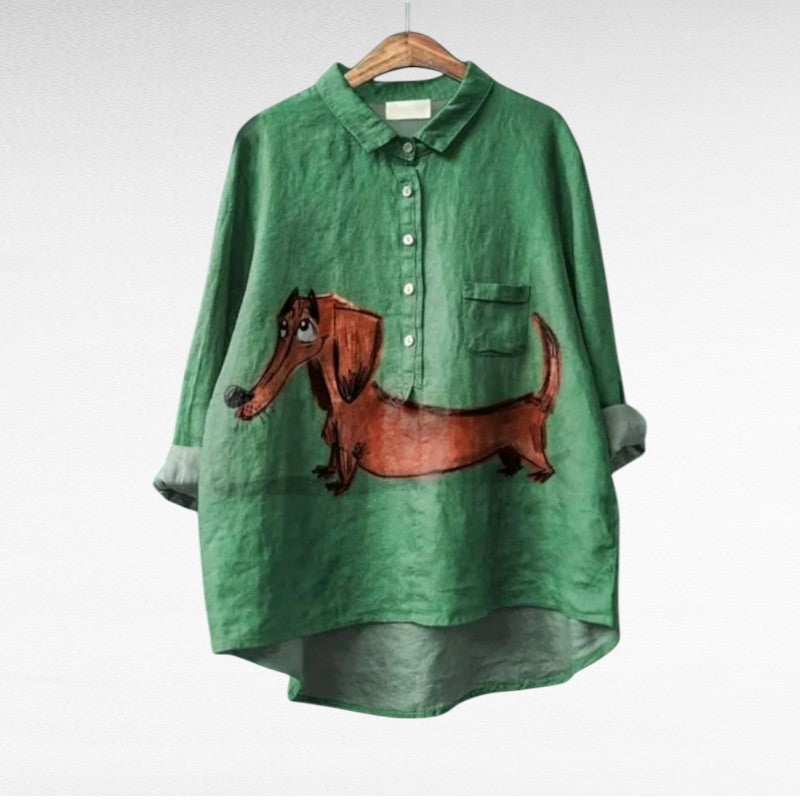 Blouse verte boutonnée, col chemise, poche poitrine, motif chien ludique
