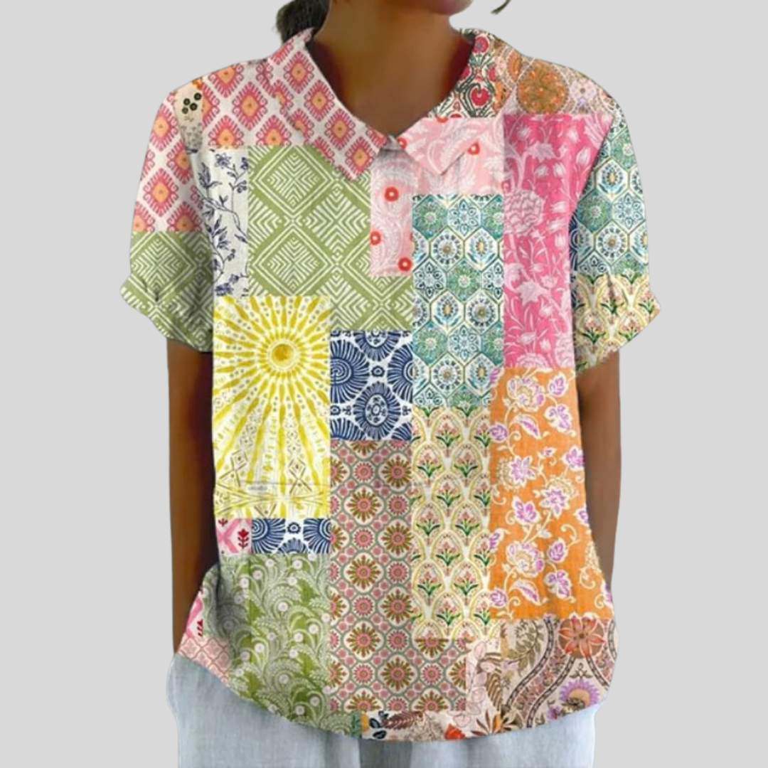Blouse patchwork multicolore manches courtes, col boutonné, motifs géométriques.
