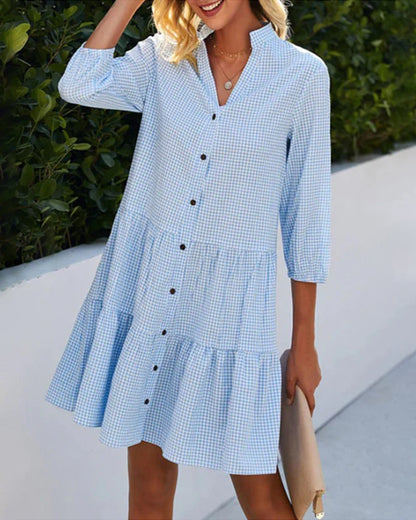 Robe midi à carreaux bleu clair, col en V, boutons devant, manches 3/4, bas volanté.