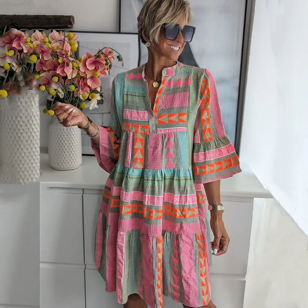 Robe bohème ample, imprimé géométrique turquoise, rose et orange, encolure V, volants