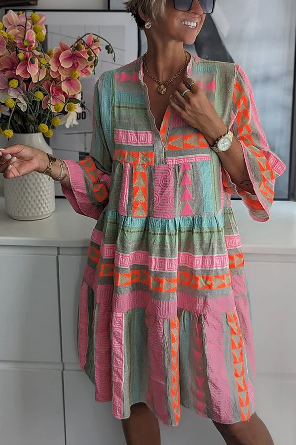Robe bohème à manches 3/4, imprimé géométrique turquoise, rose et orange, volants