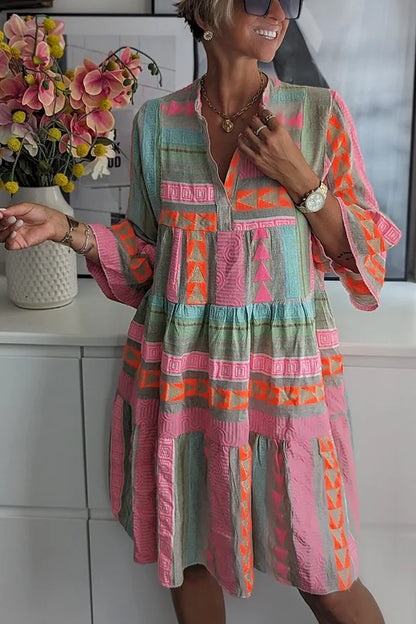 Robe bohème à manches 3/4, imprimé géométrique turquoise, rose et orange, volants