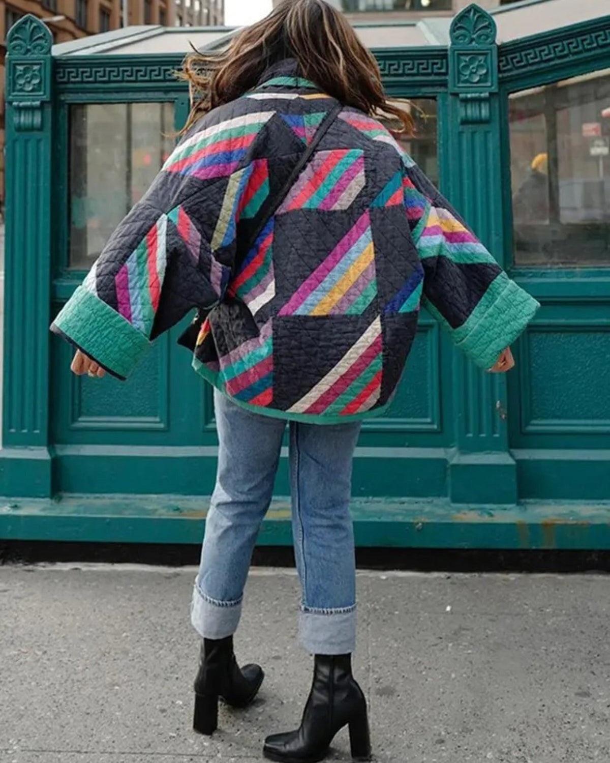 Veste Kaia à motif géométrique multicolore, vue de dos, manches évasées et col montant
