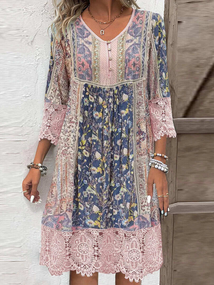 Robe bohème fluide multicolore, ourlet en dentelle rose et manches longues dentelées