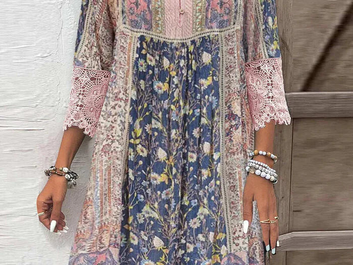 Robe bohème multicolore, encolure boutonnée et manches longues en dentelle rose