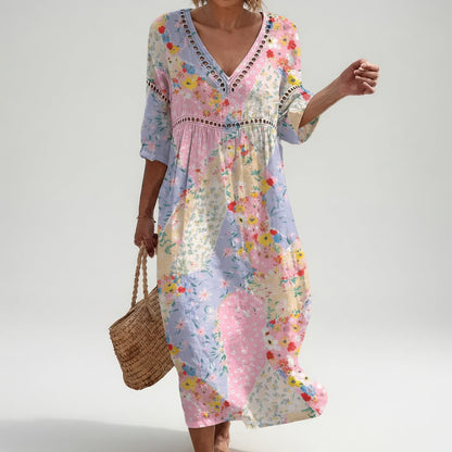 Robe fluide à encolure V, manches 3/4, motifs floraux multicolores.