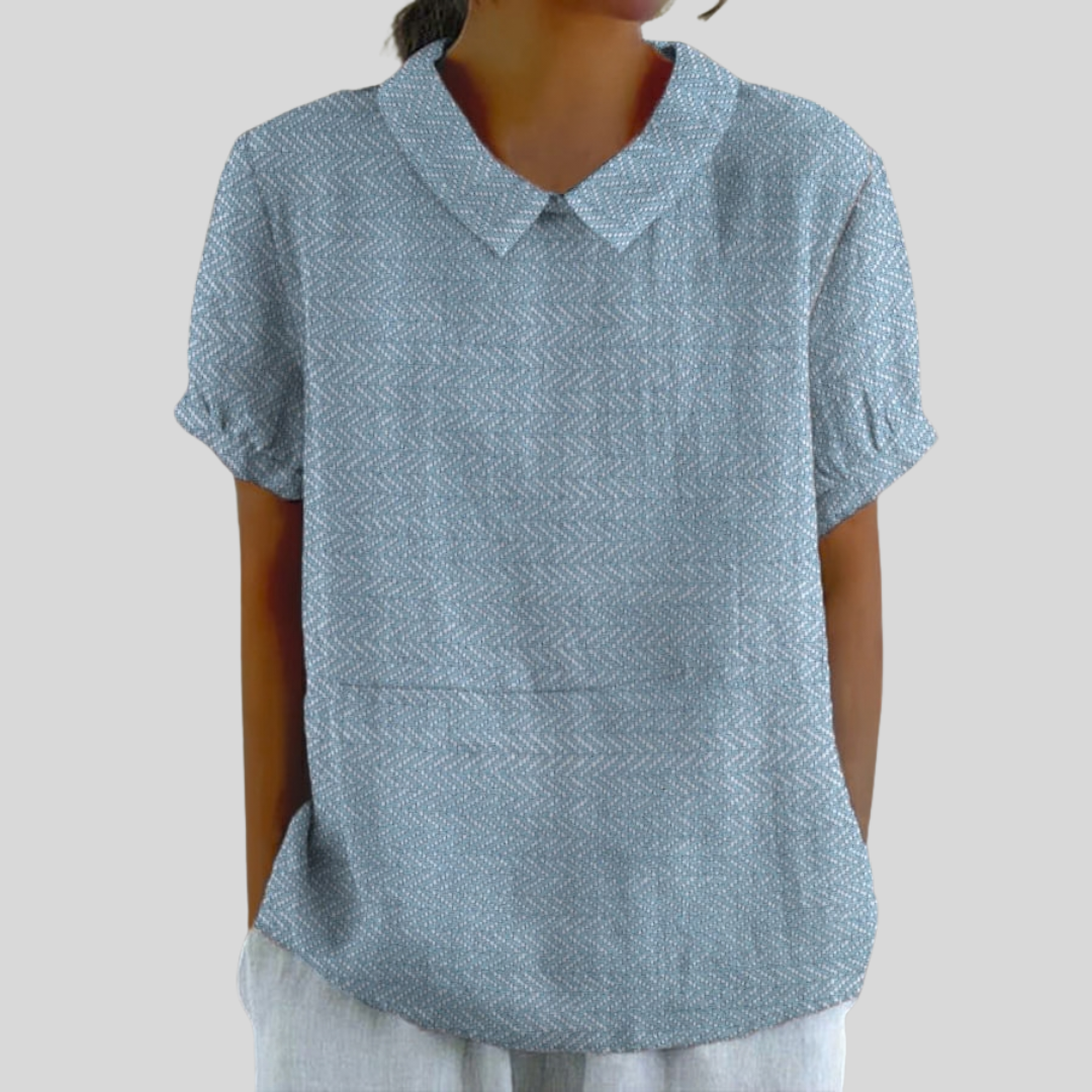 Blouse femme bleu clair à motif texturé, col chemise et manches courtes
