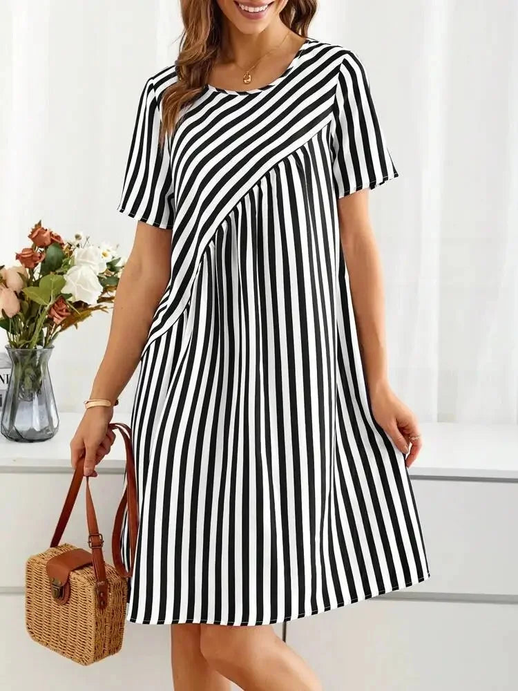 Robe d'été rayée noire et blanche, encolure ronde, manches courtes évasées