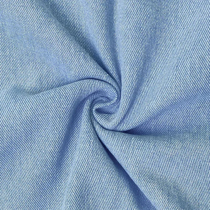 Tissu de robe en jean bleu clair, gros plan sur la texture et la surpiqûre.