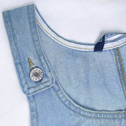 Robe en jean bleu clair sans manches, empiècement de poche et logo rond sur patte.