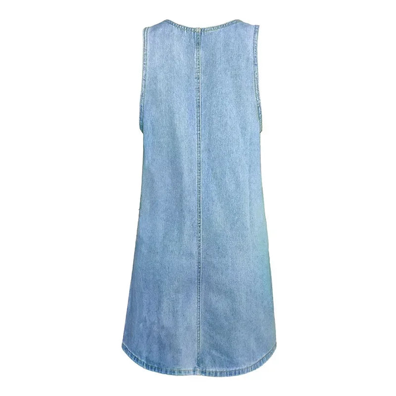 Robe en jean bleu clair sans manches, coupe droite, couture centrale verticale.