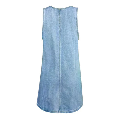 Robe en jean bleu clair sans manches, coupe droite, couture centrale verticale.