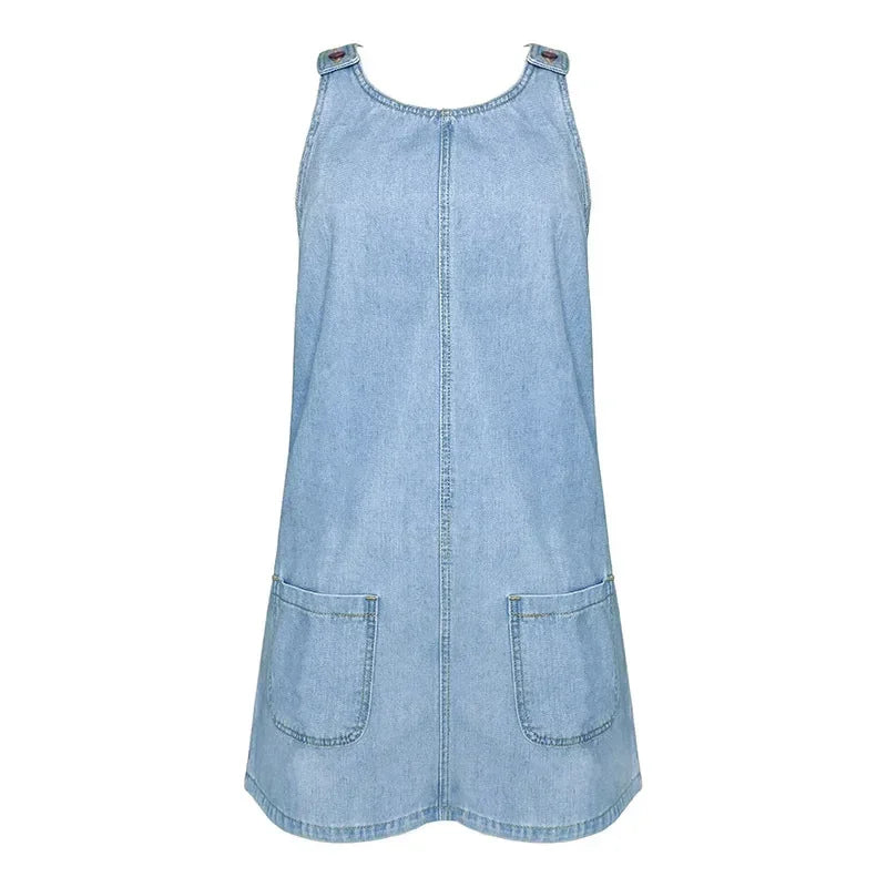 Robe en jean bleu clair avec poches plaquées devant, surpiqûres et coutures latérales.