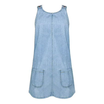 Robe en jean bleu clair avec poches plaquées devant, surpiqûres et coutures latérales.
