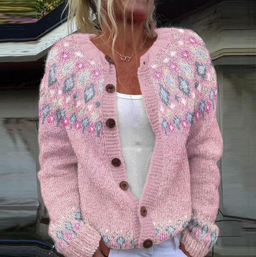 Cardigan rose en maille, motifs multicolores et boutons, encolure en V.