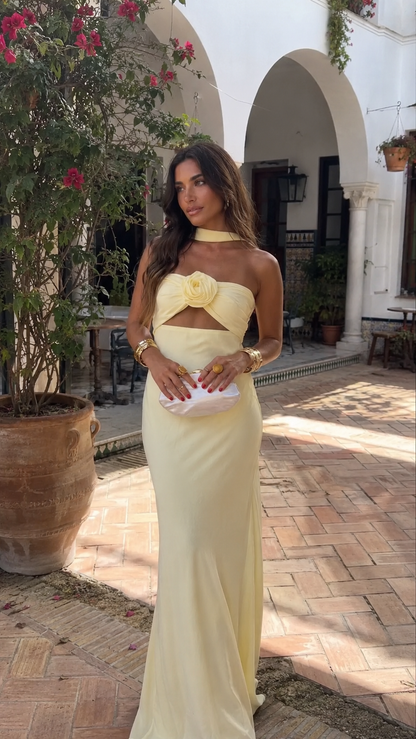 Robe longue jaune pastel sans bretelles avec grande fleur au buste et drapé