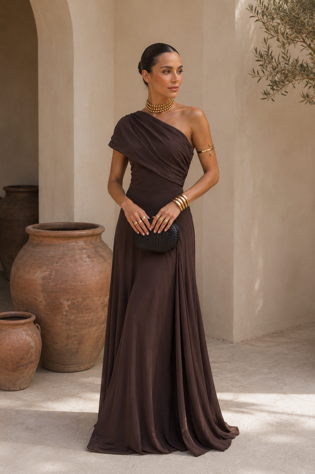 Robe longue marron foncé drapée, bretelle asymétrique, jupe ample légèrement évasée.