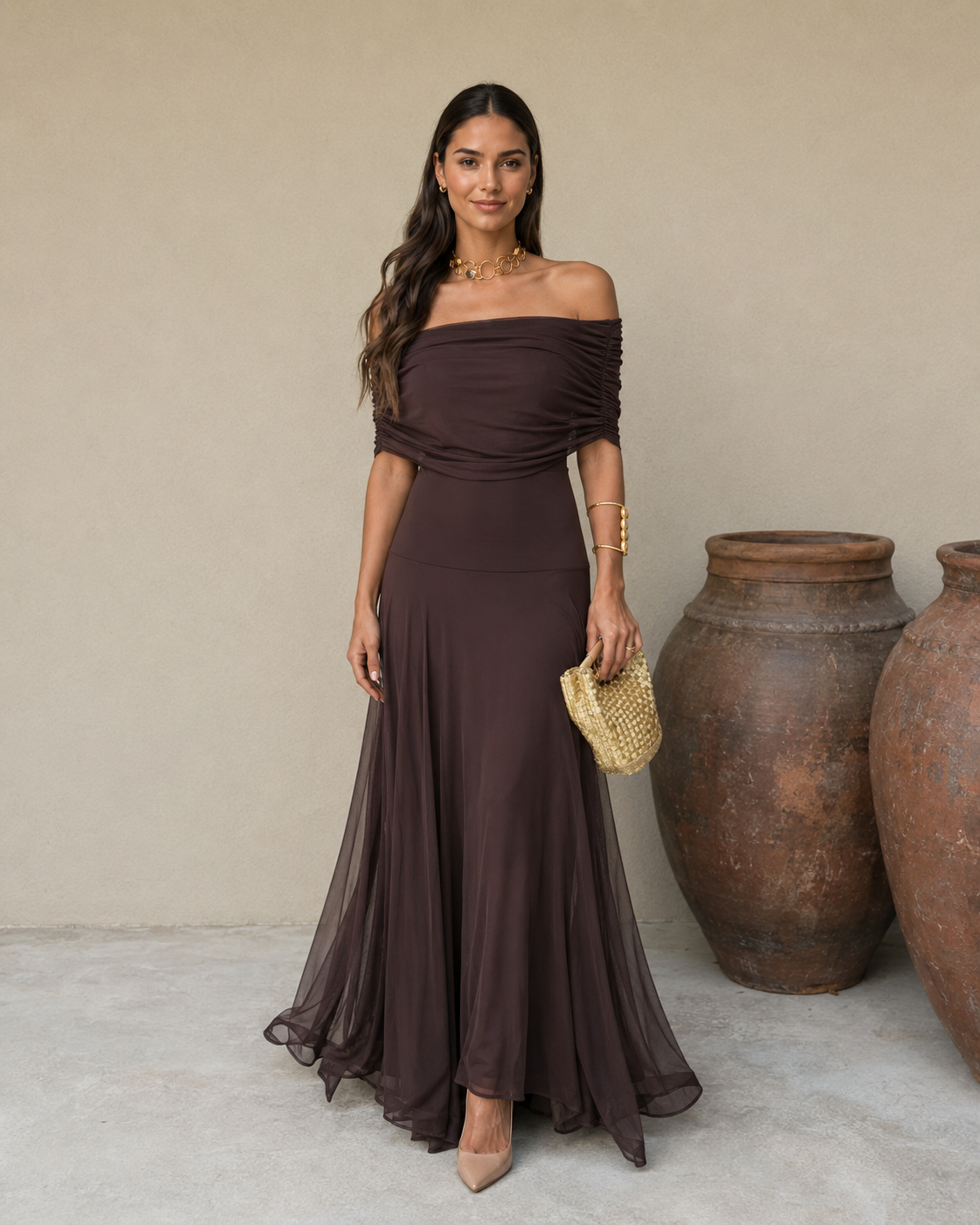 Robe longue marron foncé off-shoulder, drapé au buste, jupe fluide.