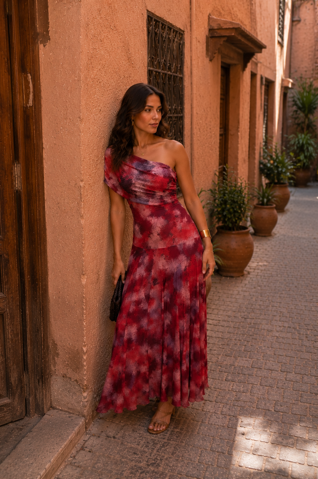 Robe longue rouge et violet à motifs, une épaule, taille ajustée.