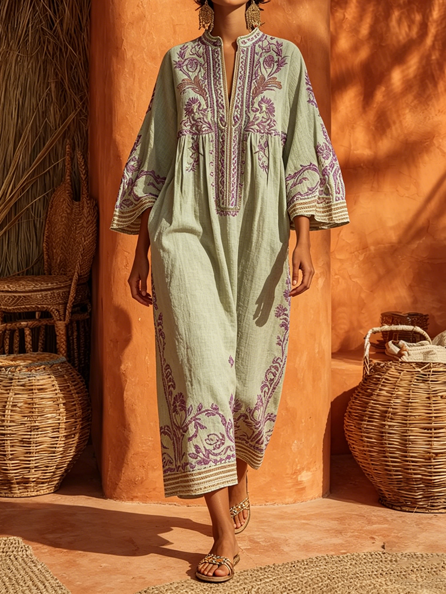 Robe longue vert sauge en lin, patte boutonnée, broderie violette centrale, ourlet décoré