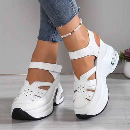 Sandales orthopédiques Laura™ blanches à brides, vue arrière du talon et semelle.