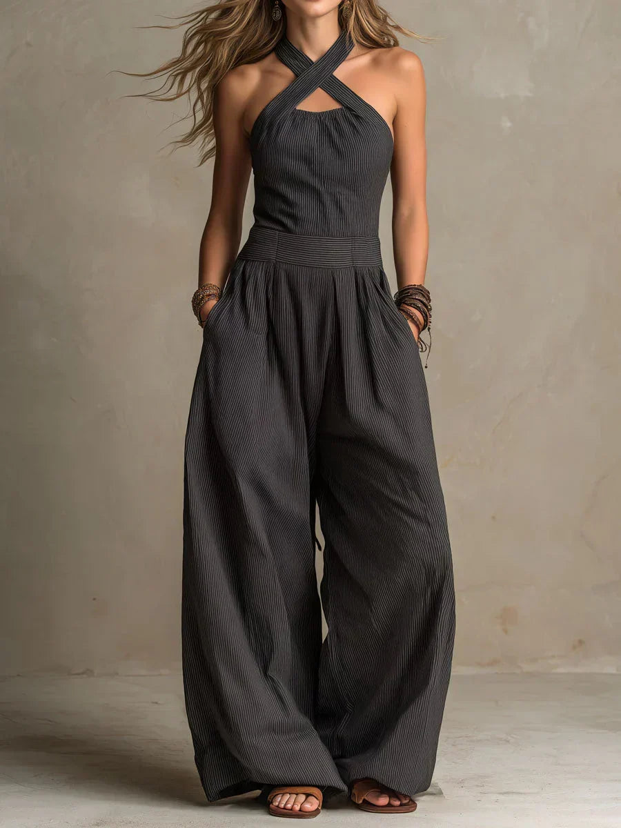 Combinaison pantalon noire à encolure croisée, bretelles croisées et jambes amples