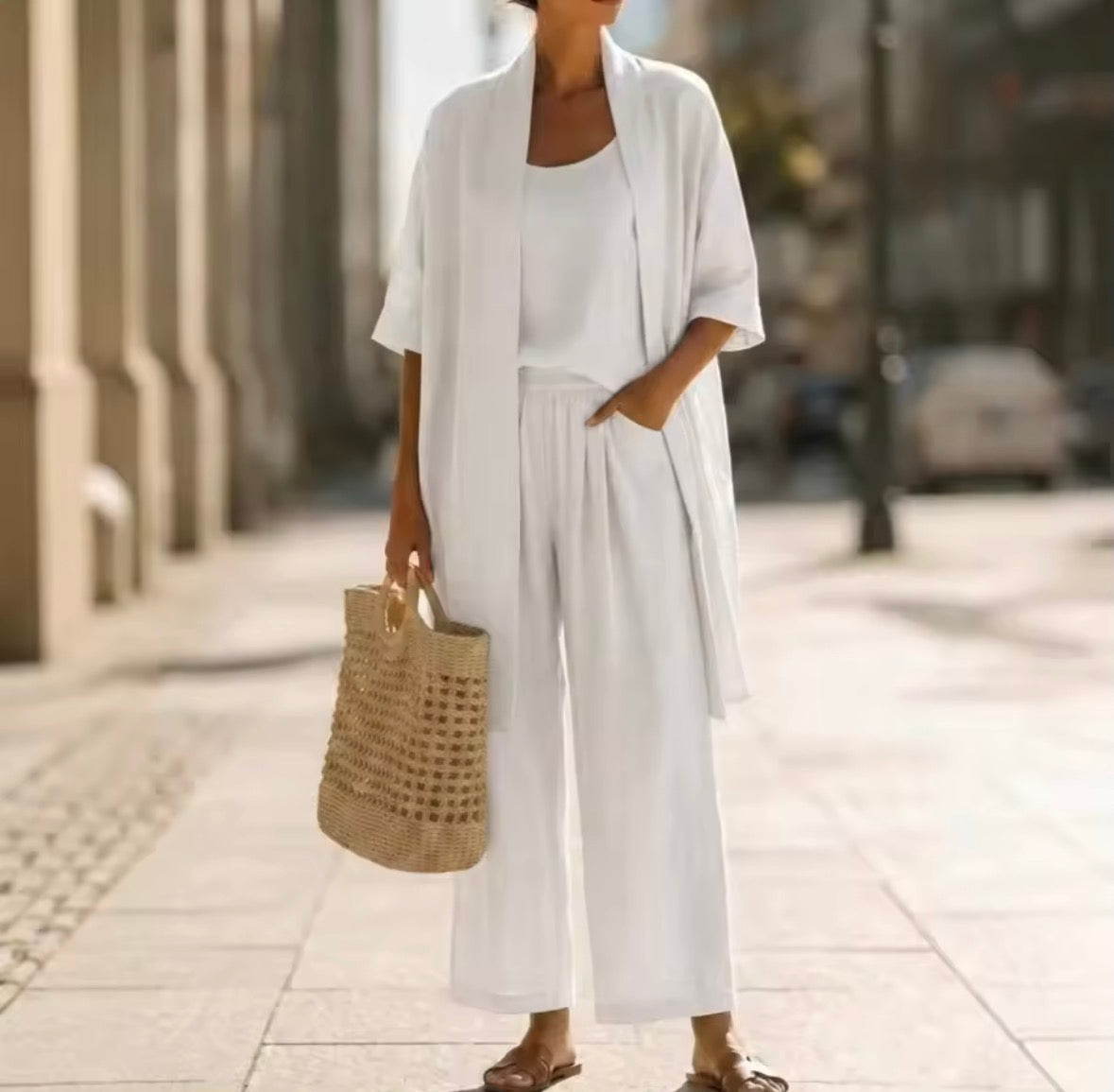 Ensemble trois pièces blanc : tunique ouverte et pantalon ample.