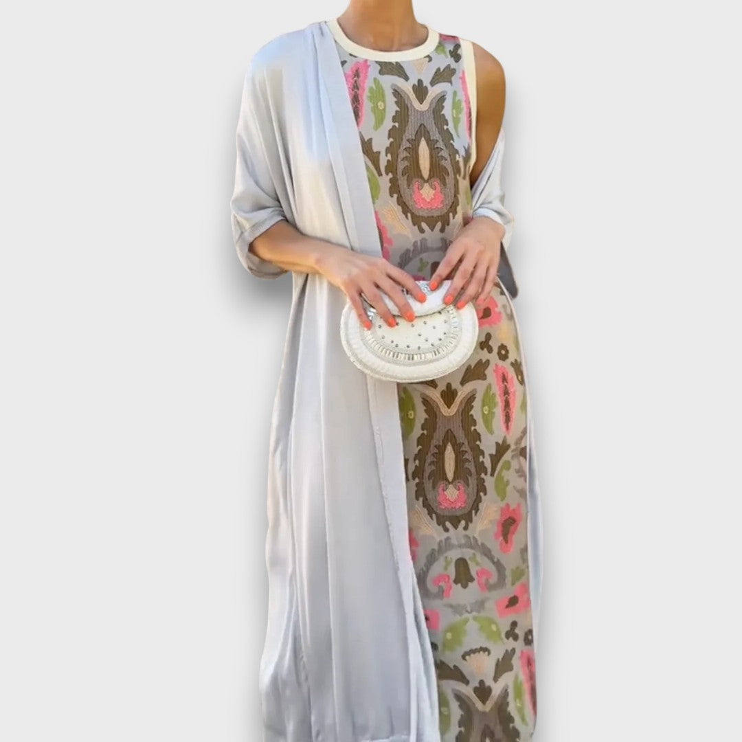 Robe longue blanche à motif cachemire, cardigan léger drapé sur l’épaule