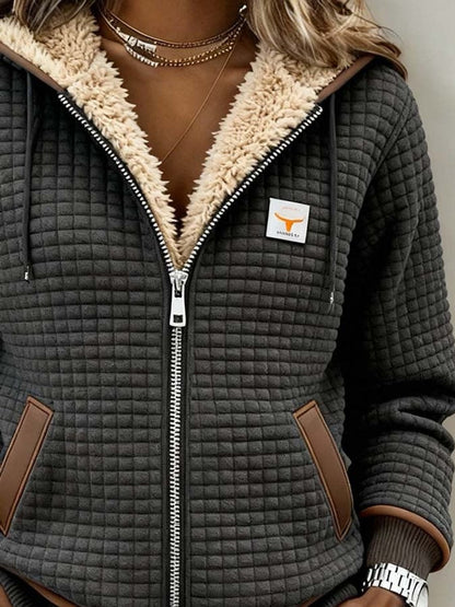 Veste sherpa à capuche zippée gris foncé, bordure en fausse fourrure beige.