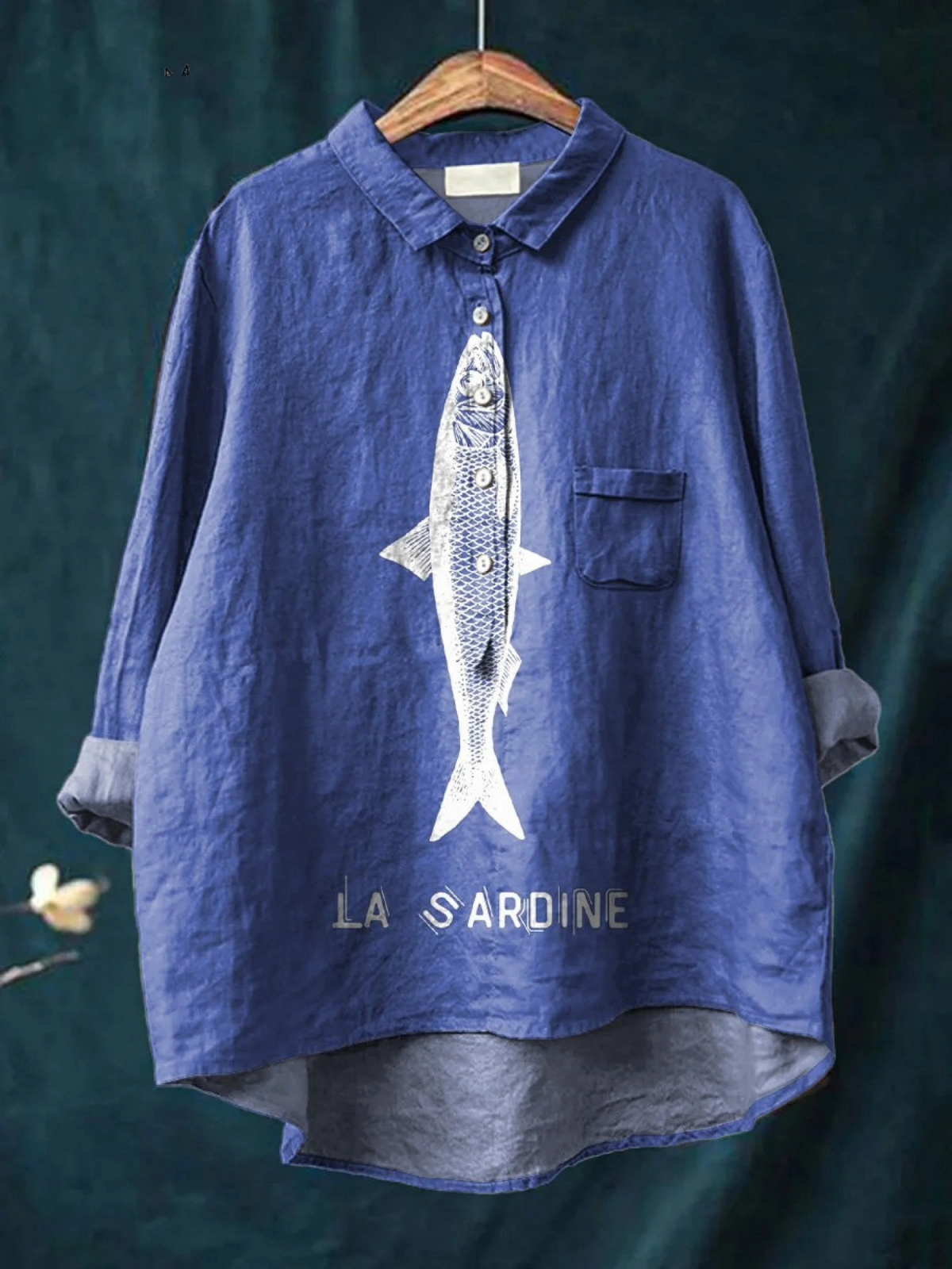 Chemise Faye bleue avec col et poche poitrine, imprimé poisson sardine blanc