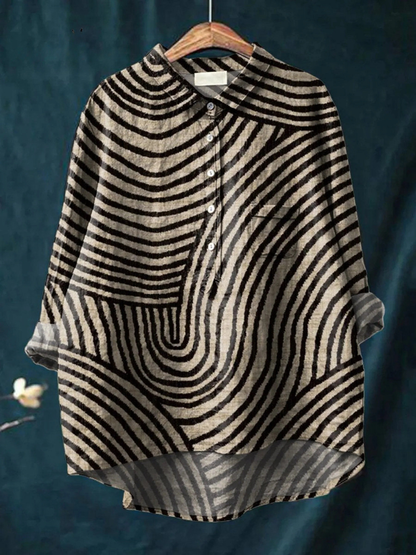 Chemise à motifs circulaires noir et blanc sur cintre, col, rangée de boutons, bas fluide