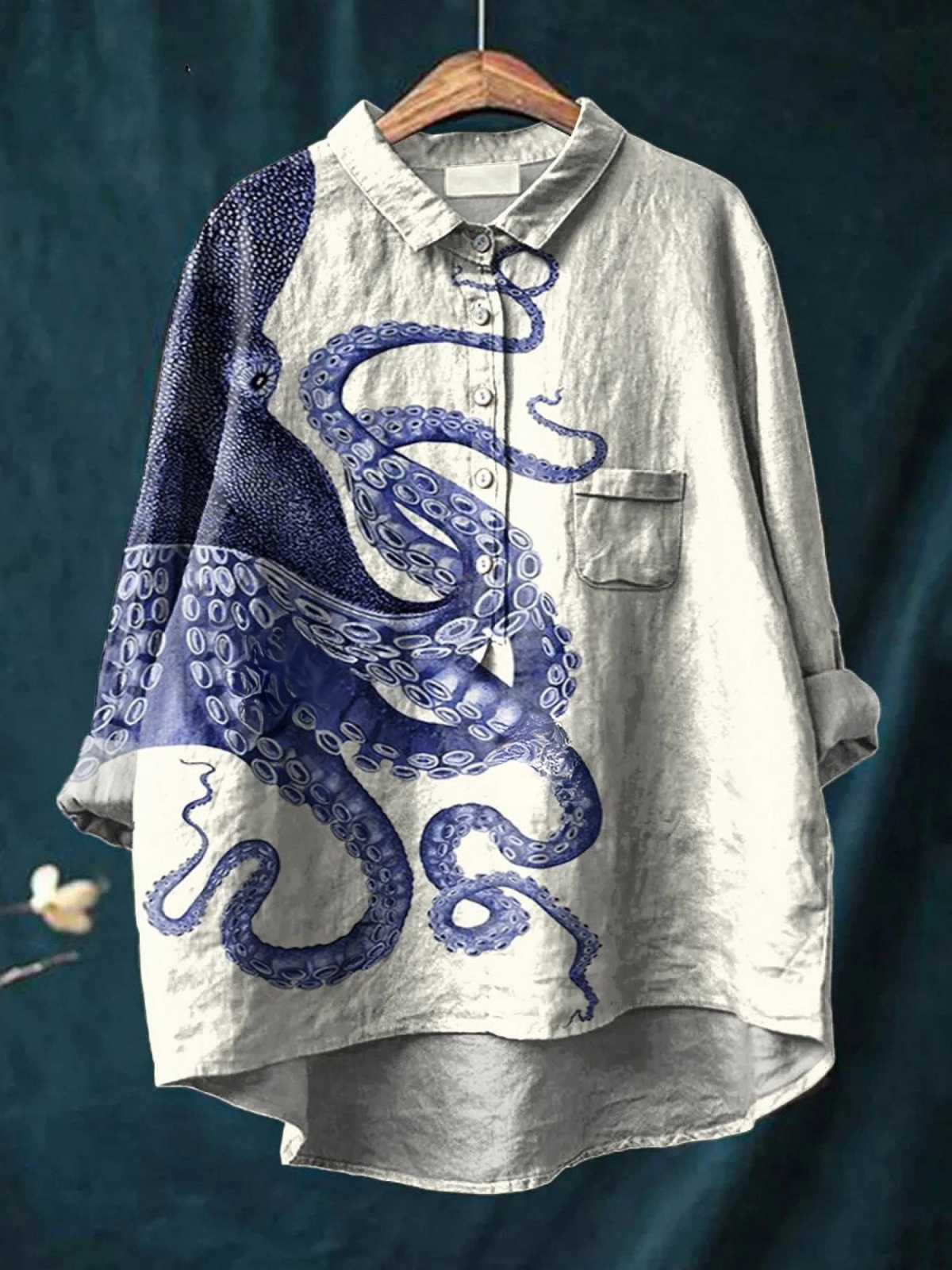 T-shirt gris clair imprimé pieuvre bleue, col à patte et poche poitrine