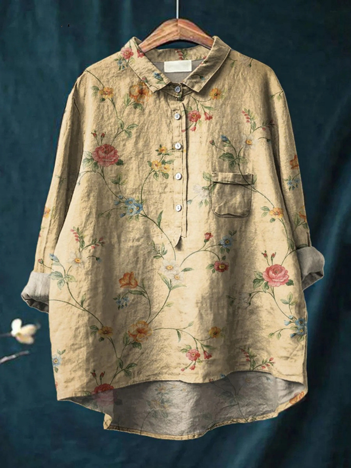 Chemise vintage fleurie beige, manches longues, col classique, boutons et poche poitrine.