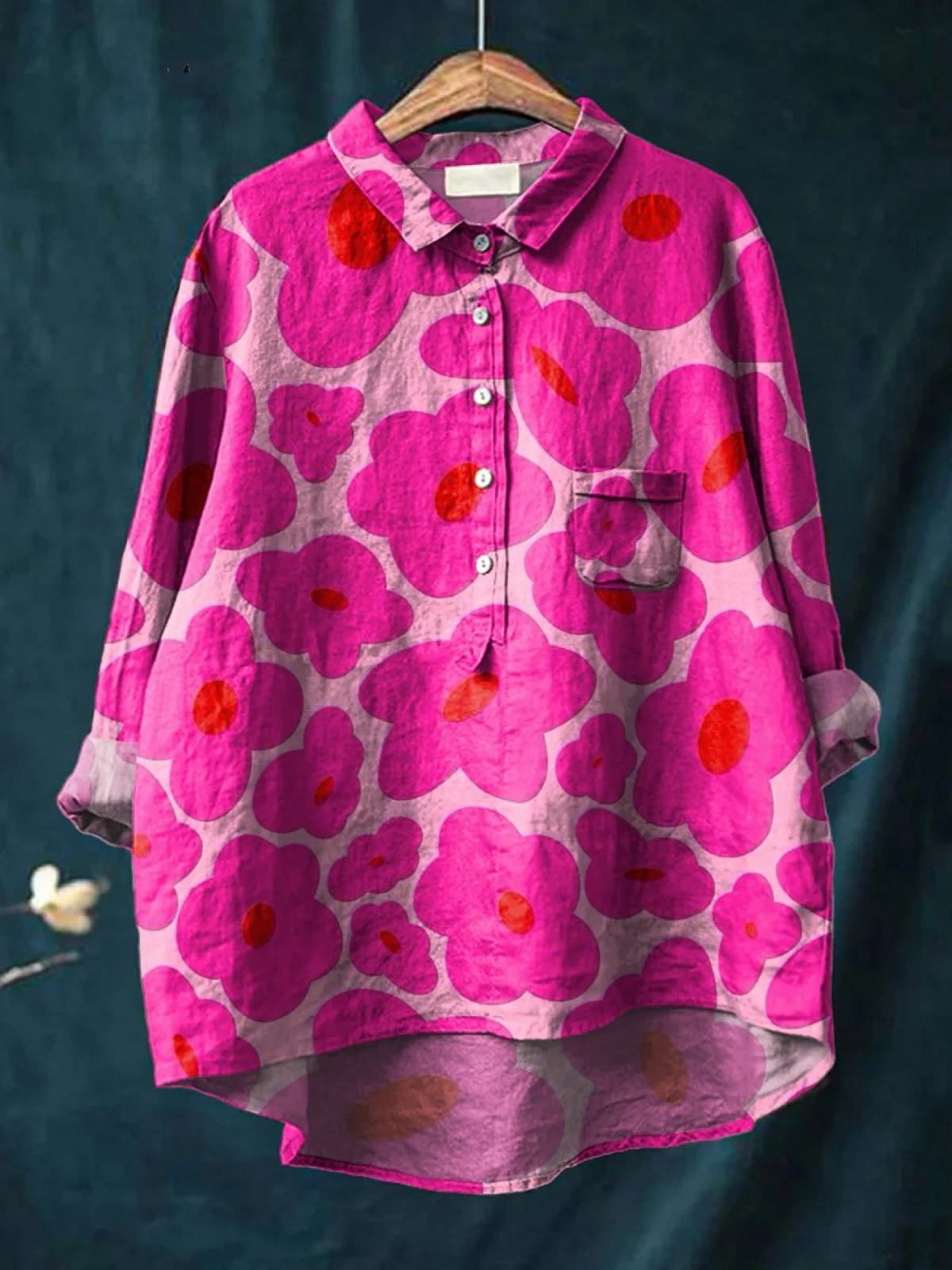 Chemise fluide rose vif à col boutonné, manches longues et poche poitrine, motifs floraux.