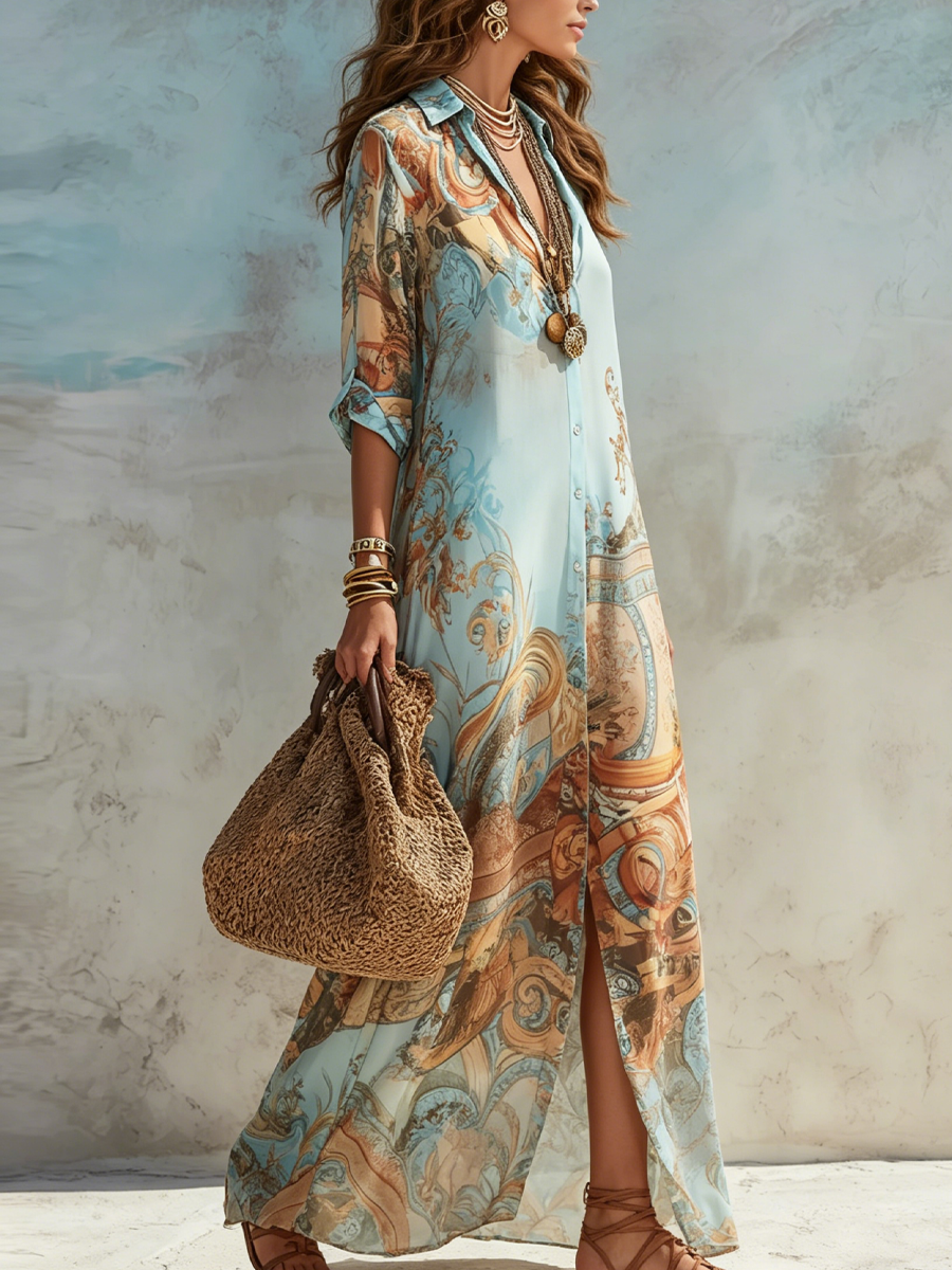Robe longue légère bleue à motif baroque, encolure boutonnée, manches trois-quarts.