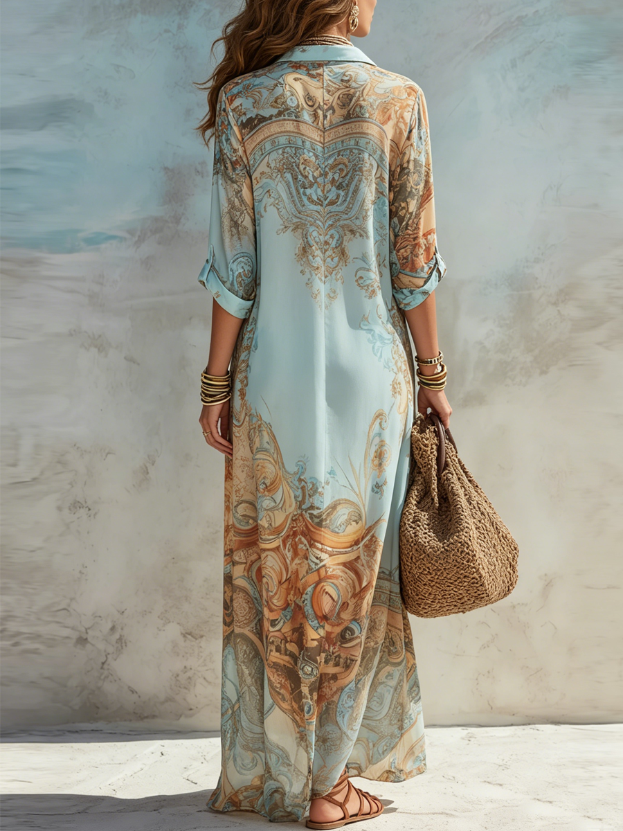 Robe longue bleue à motif baroque vue de dos, boutonnage central, manches trois-quarts.